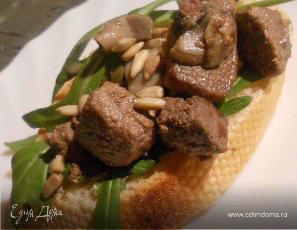 Брускета с руколой, печенью и шампиньонами