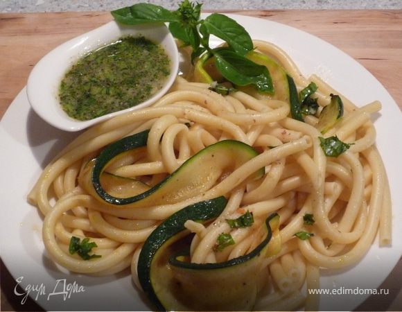 Спагетти с цукини и миндально-чесночным соусом