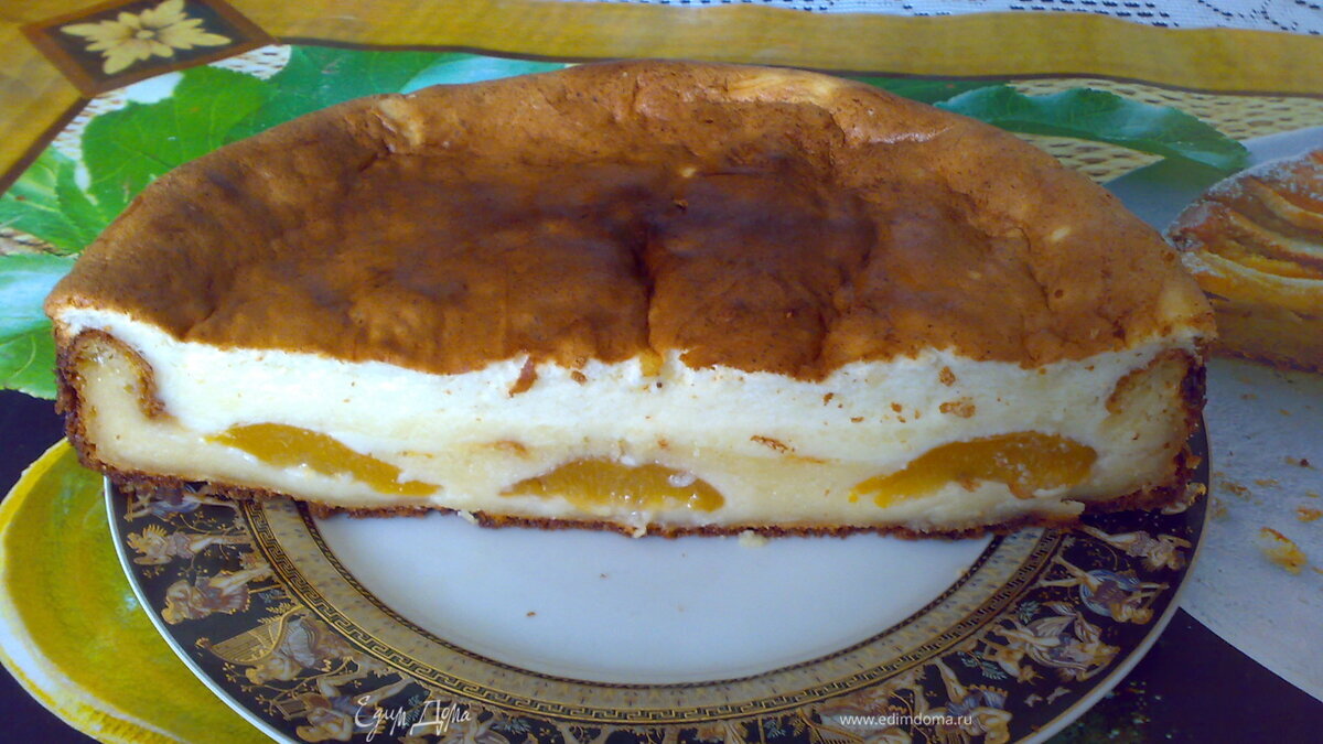 Творожной пирог с консервированными персиками