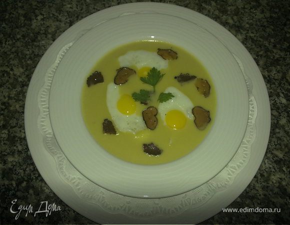 Крем суп с трюфелями и перепелиными яйцами (Leek soup with quail's eggs and truffles)