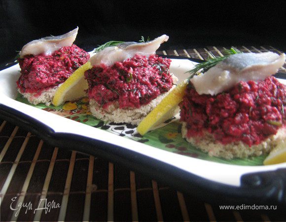 Закуска с сельдью и свекольным "песто" Закуска с сельдью и свекольным "песто"