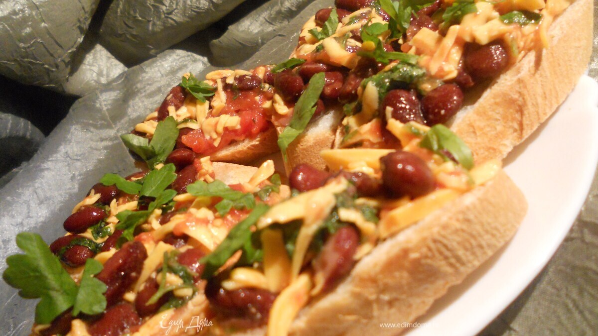 Брускета с фасолевым салатом и с сыром "чеддер" для Ольги:)