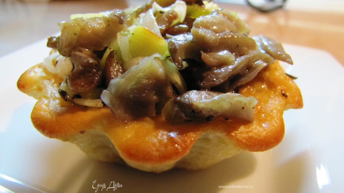 Тарталетки сырные с грибами.