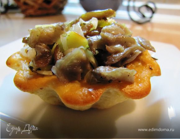 Тарталетки сырные с грибами.