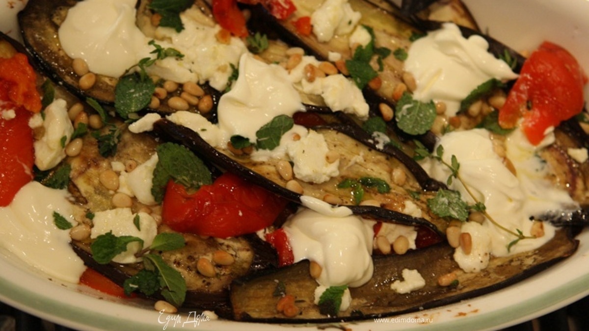 Теплый салат из баклажанов со сладким перцем и орехами