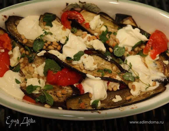 Теплый салат из баклажанов со сладким перцем и орехами Теплый салат из баклажанов со сладким перцем и орехами