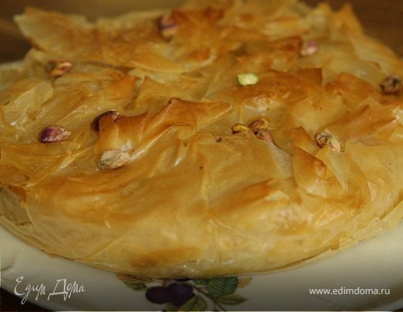 Пирог из фило с творогом, изюмом и орехами Пирог из фило с творогом, изюмом и орехами
