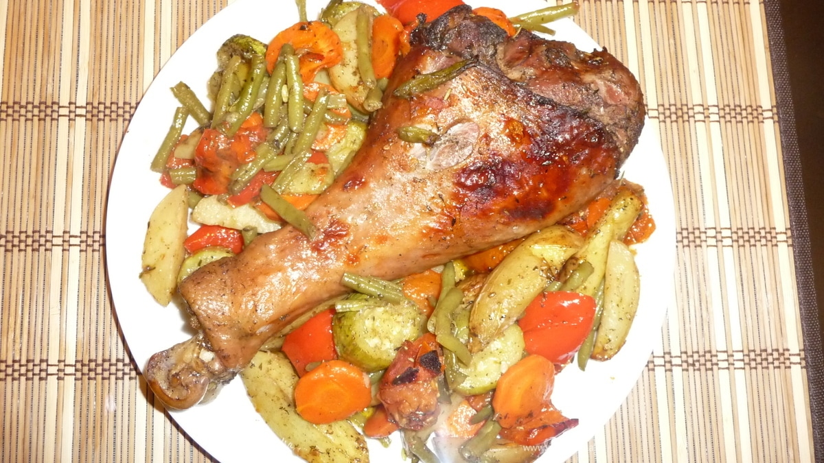 Голень индейки, запеченная с овощами