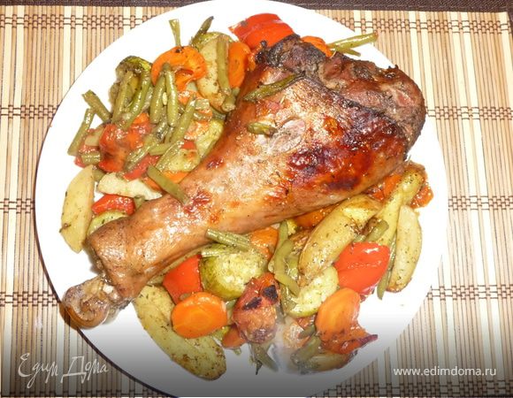 Голень индейки, запеченная с овощами Голень индейки, запеченная с овощами