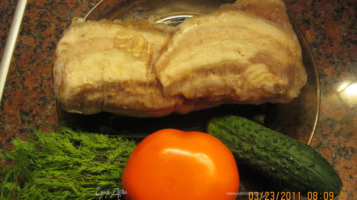 Грудинка вареная в пищевом целлофане.