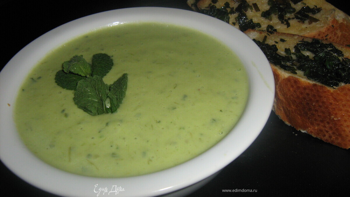 Суп из авокадо с мятой и мятными хлебцами.