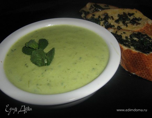 Суп из авокадо с мятой и мятными хлебцами.