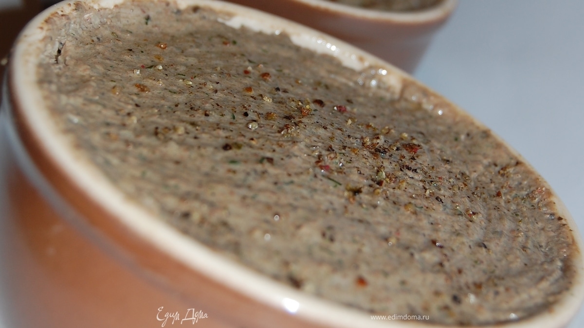 Нежный паштет из куриной печени с грибами.