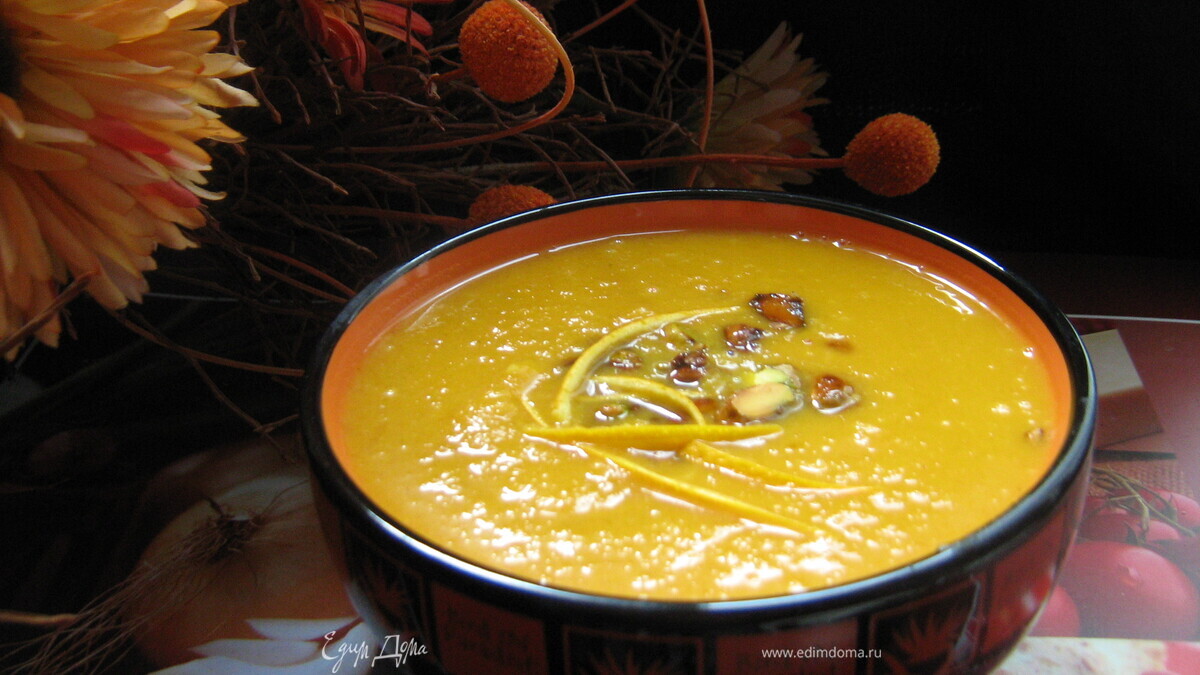 Тыквенный крем-суп с карамелизированными фисташками