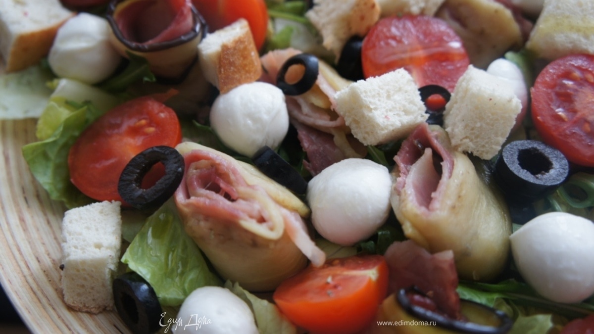 Салат с рулетами из баклажана и бекона