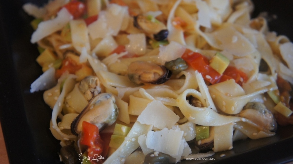 Феттучине с мидиями и кунжутом 