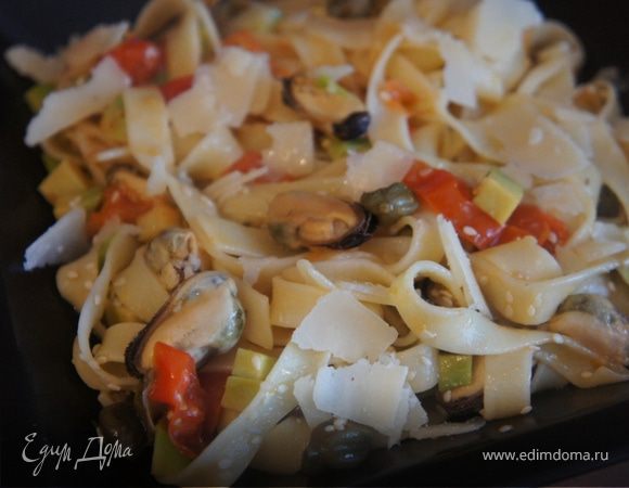 Феттучине с мидиями и кунжутом Феттучине с мидиями и кунжутом