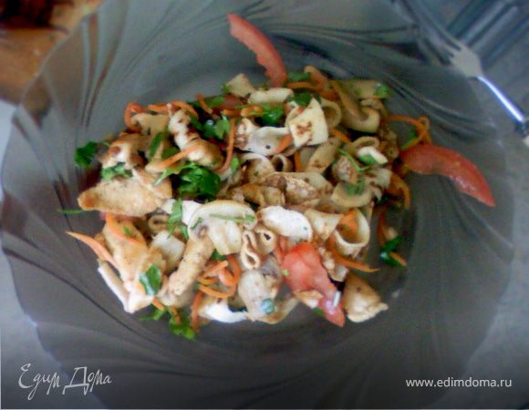 Тёплый салат с блинами, грибами и курицей. 