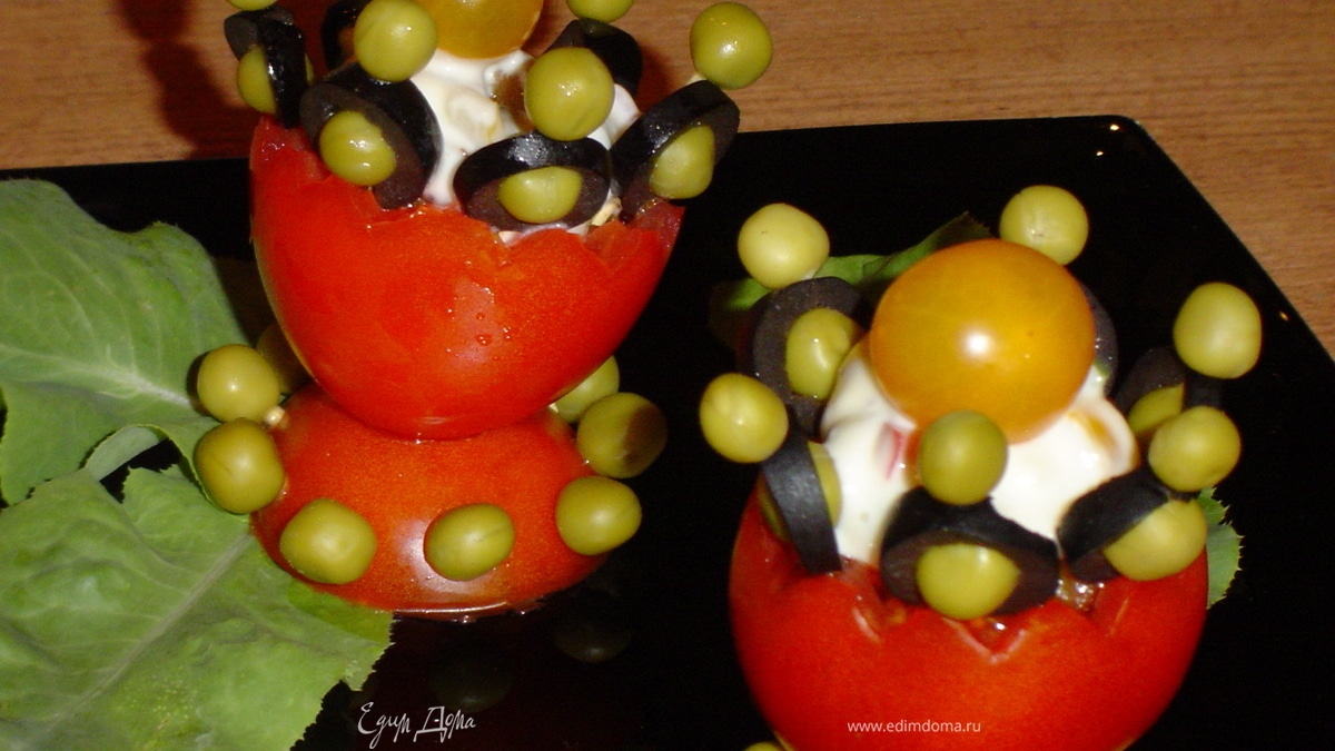 Овощная закуска в салатнице из помидора