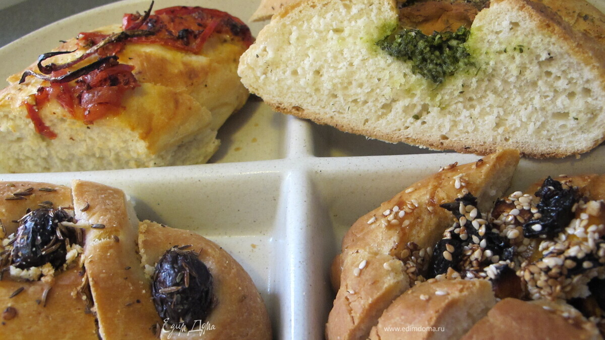 Хлебный сэт: багет с пармезаном, зеленью и орегано, с томатами, с оливками и тмином, с черносливом, курагой, кунжутом и медом