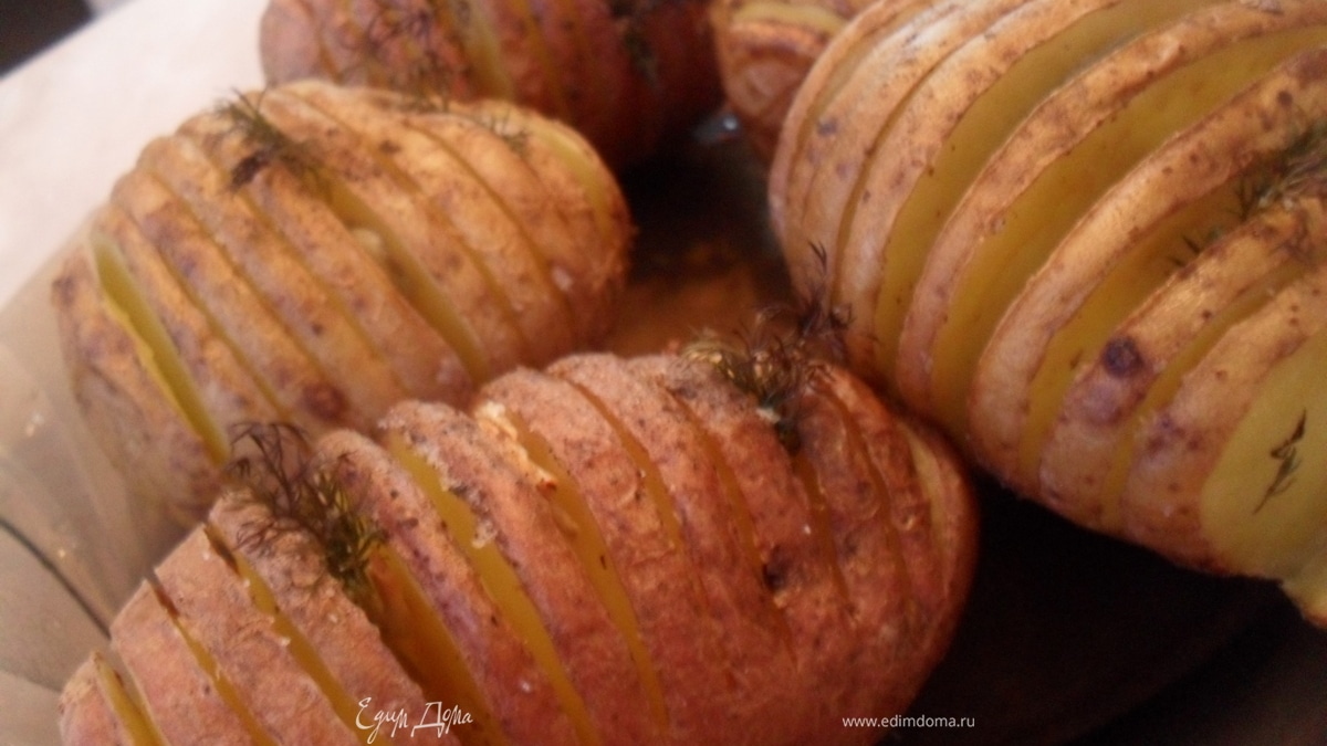 Картофель запеченный с чесноком.