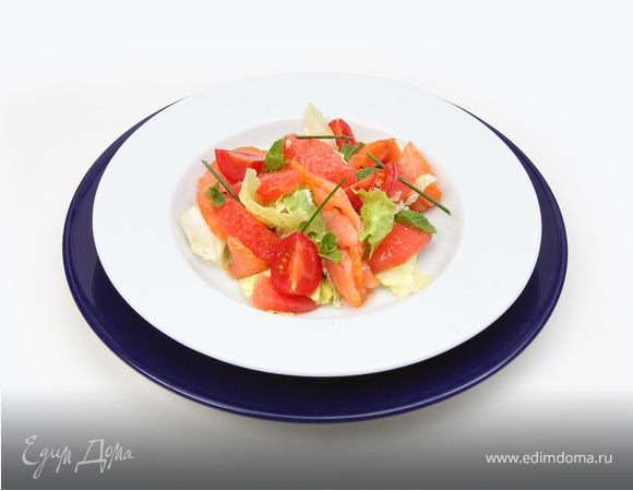 Салат  листовой, с огурцом и укропом с рыбой холодного копчения и  дольками грейпфрута 