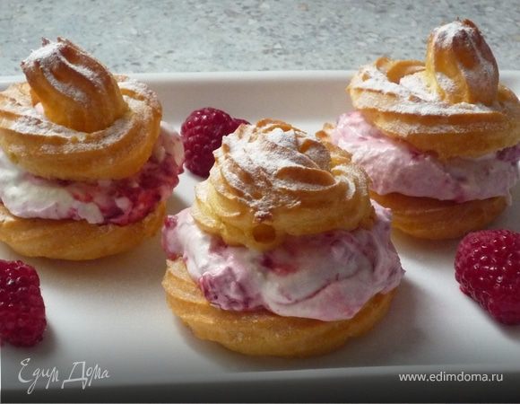 Пирожные из заварного теста с малиновой начинкой