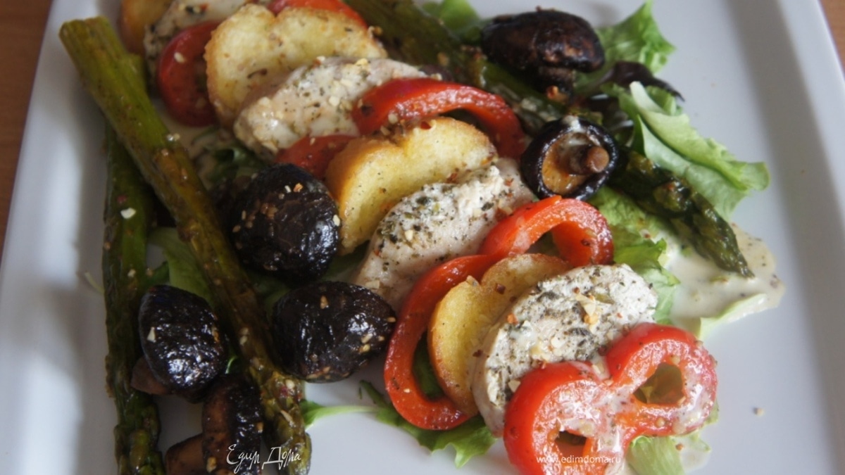 Куриные кусочки с крутонами,спаржей, шиитаке