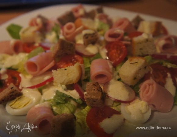 Салат с ветчиной и соусом Салат с ветчиной и соусом