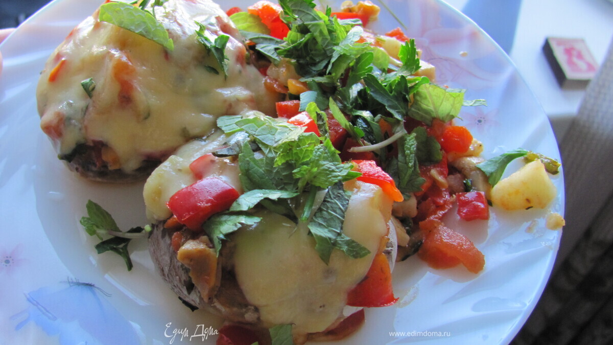 Шампиньоны, фаршированные овощами