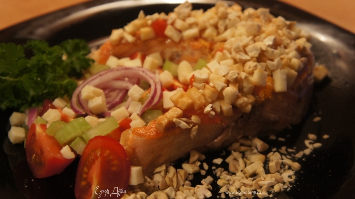 Стейк семги с козьим сыром и кешью