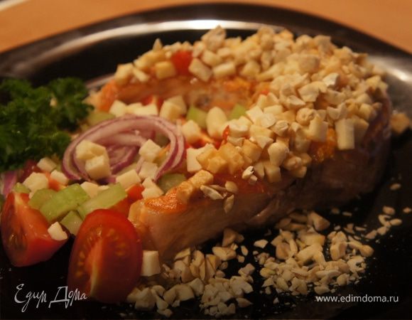 Стейк семги с козьим сыром и кешью 