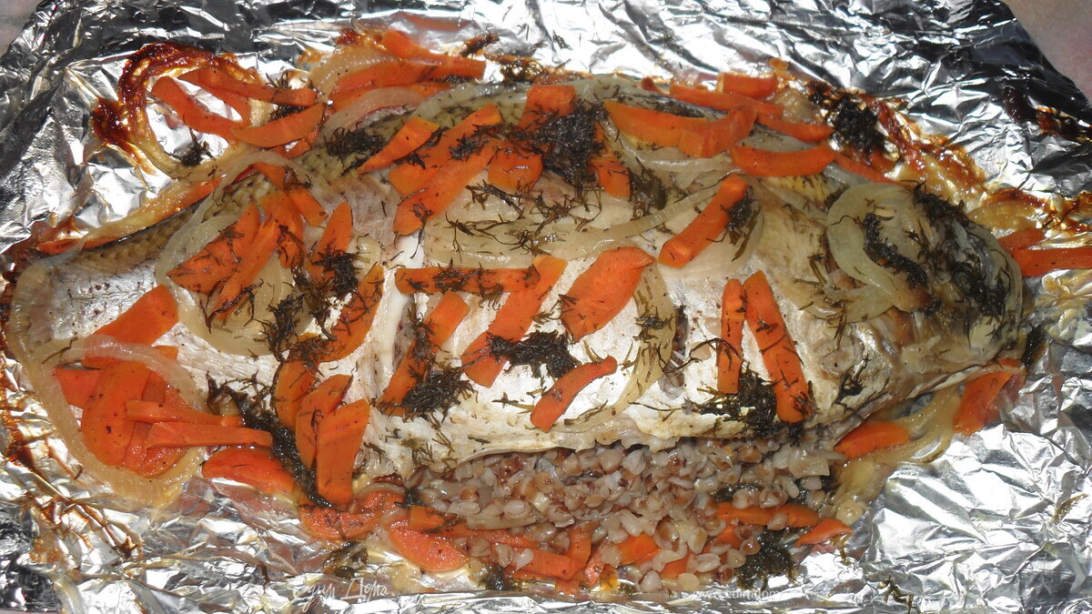 Запечёный лещ с гречкой и овощами в фольге.