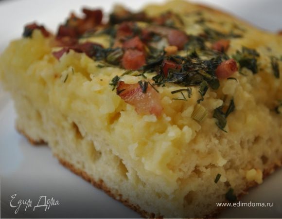 Картофельный пирог с сыром и копченой грудинкой