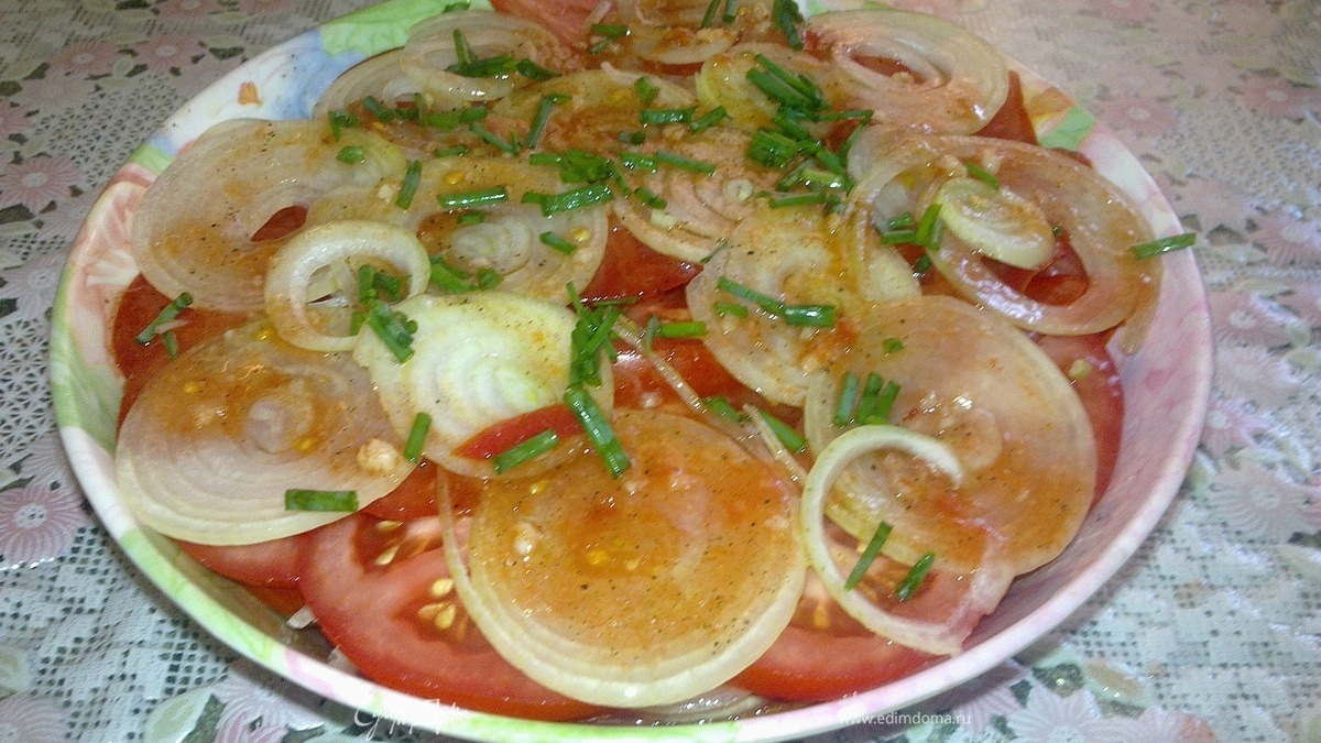 Салат из помидоров с чесноком