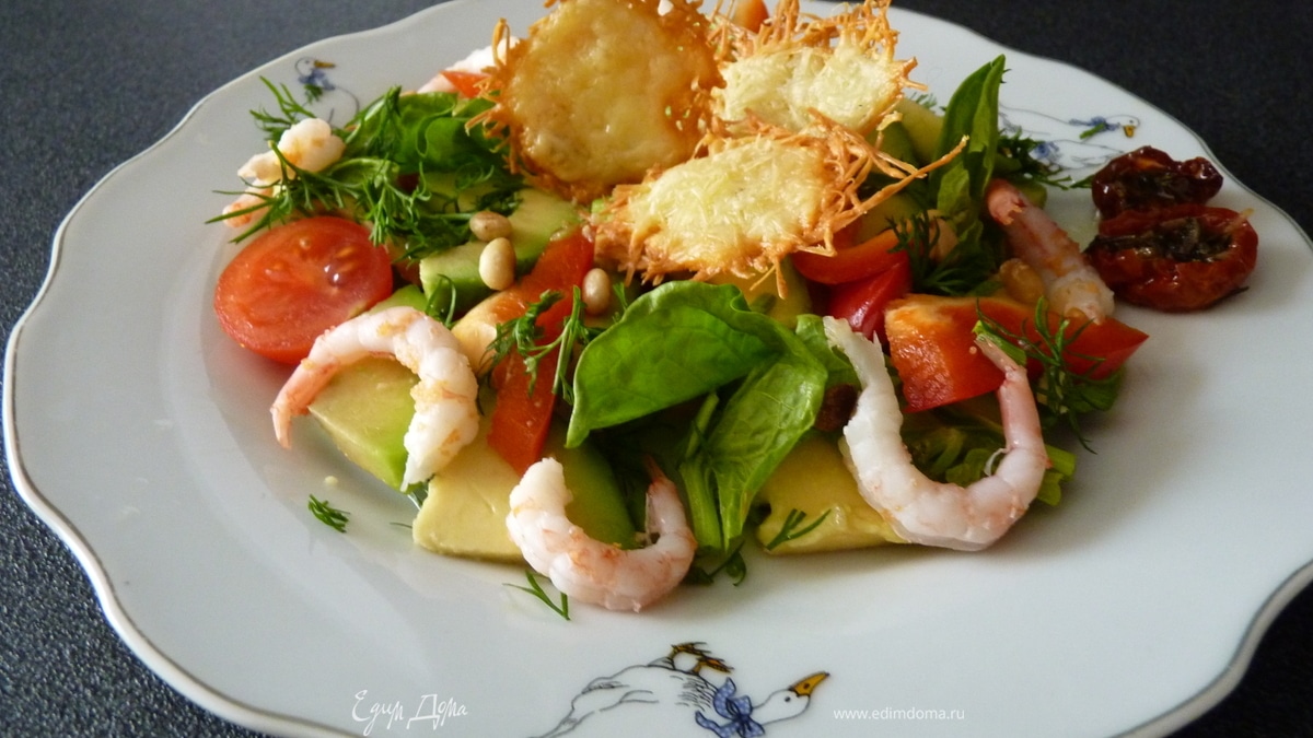 Салат с авокадо, креветками и чипсами из пармезана.
