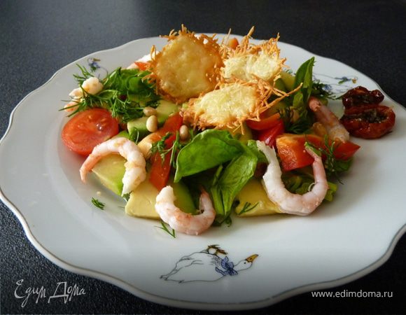 Салат с авокадо, креветками и чипсами из пармезана.