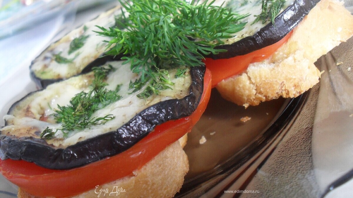 Башенки из баклажана, помидора и сыра