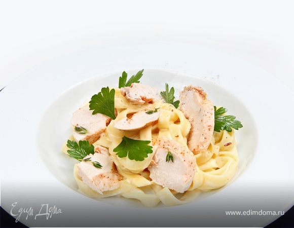 Таглиотели с сырным соусом  с лисичками 