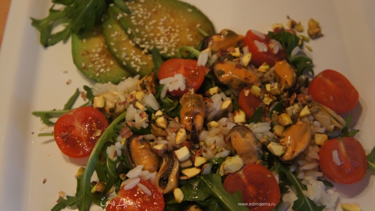 Салат с запеченным авокадо, мидиями и фисташками