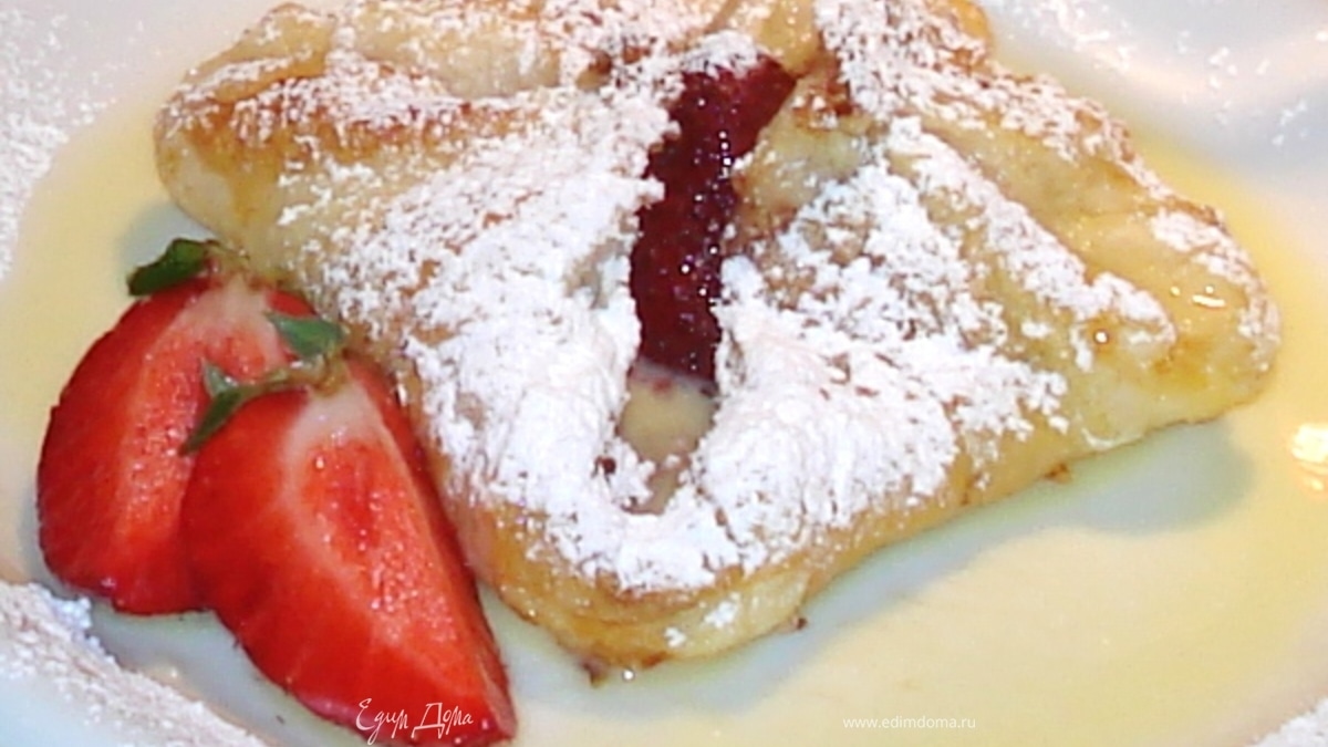 Клубничные домики под ванильным соусом