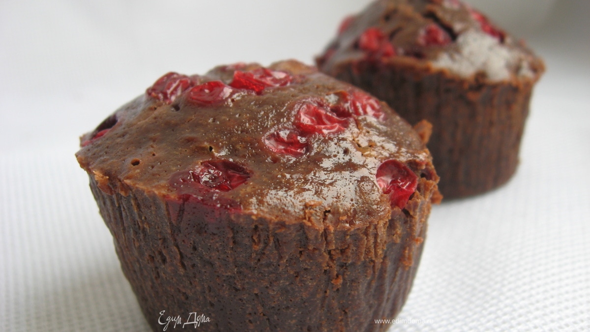 Шоколадно-сырное пирожное с брусникой