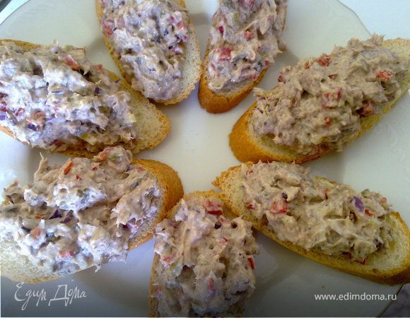 Салат из тунца на багете Салат из тунца на багете