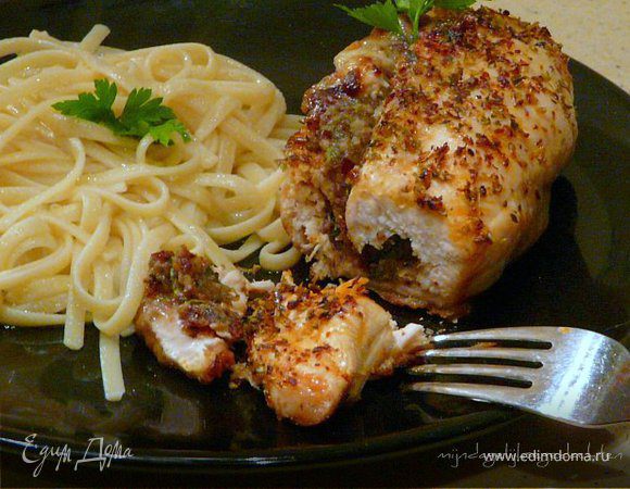 Куриная грудка, начиненная орехово-клюквенным песто