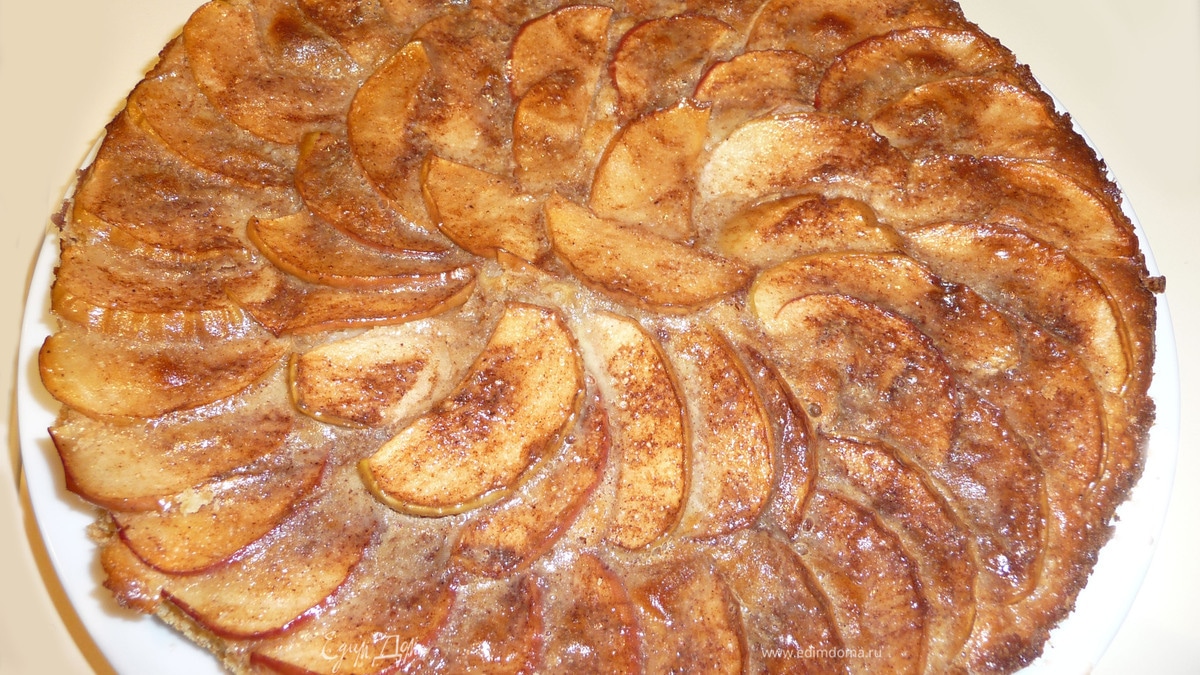 Пирог с яблоками и корицей