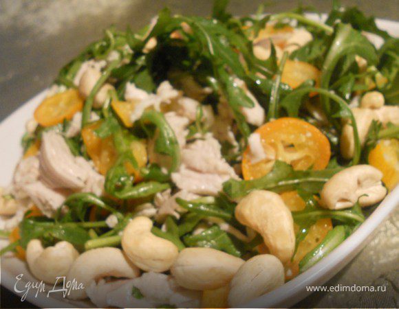 Куриный салат с кумкватами и кешью