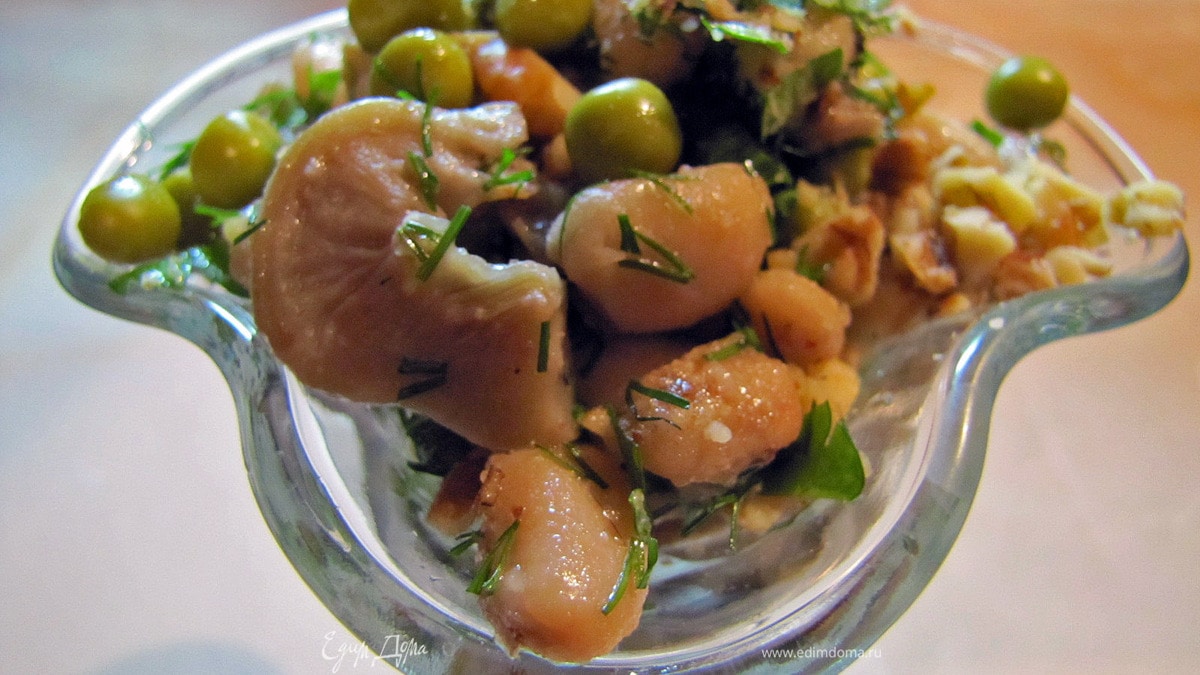 Теплый фасолевый салат с грибами и орехами...