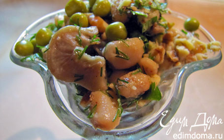 Рецепт Теплый фасолевый салат с грибами и орехами...