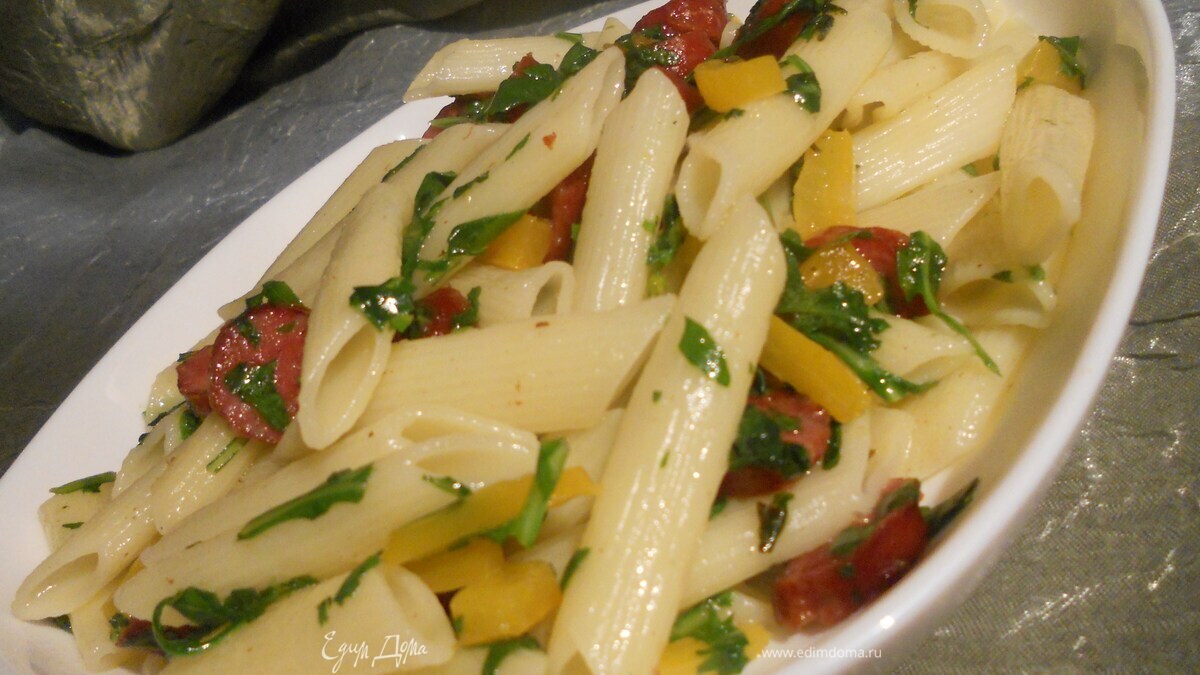 Паста с колбасками, сладким перцем и руколой