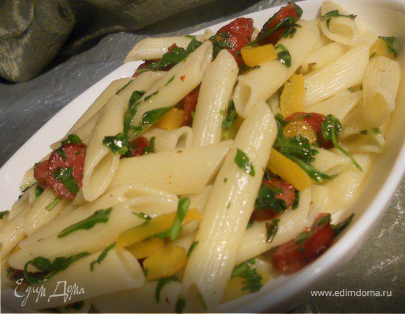 Паста с колбасками, сладким перцем и руколой